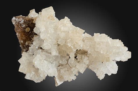  Halite: Unleashing the Power of Rock Salt for Industrial Applications and Everyday Life!